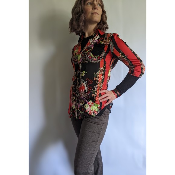 Abstract, multi-material button up. Red & black w/ floral & geisha print. US 6 - Picture 9 of 12